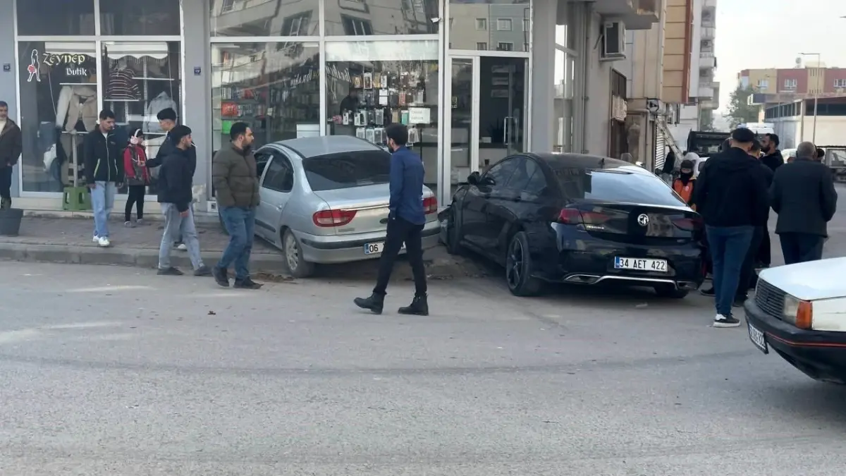 Merdiven basamakları otomobillerin işyerine dalmasını engelledi