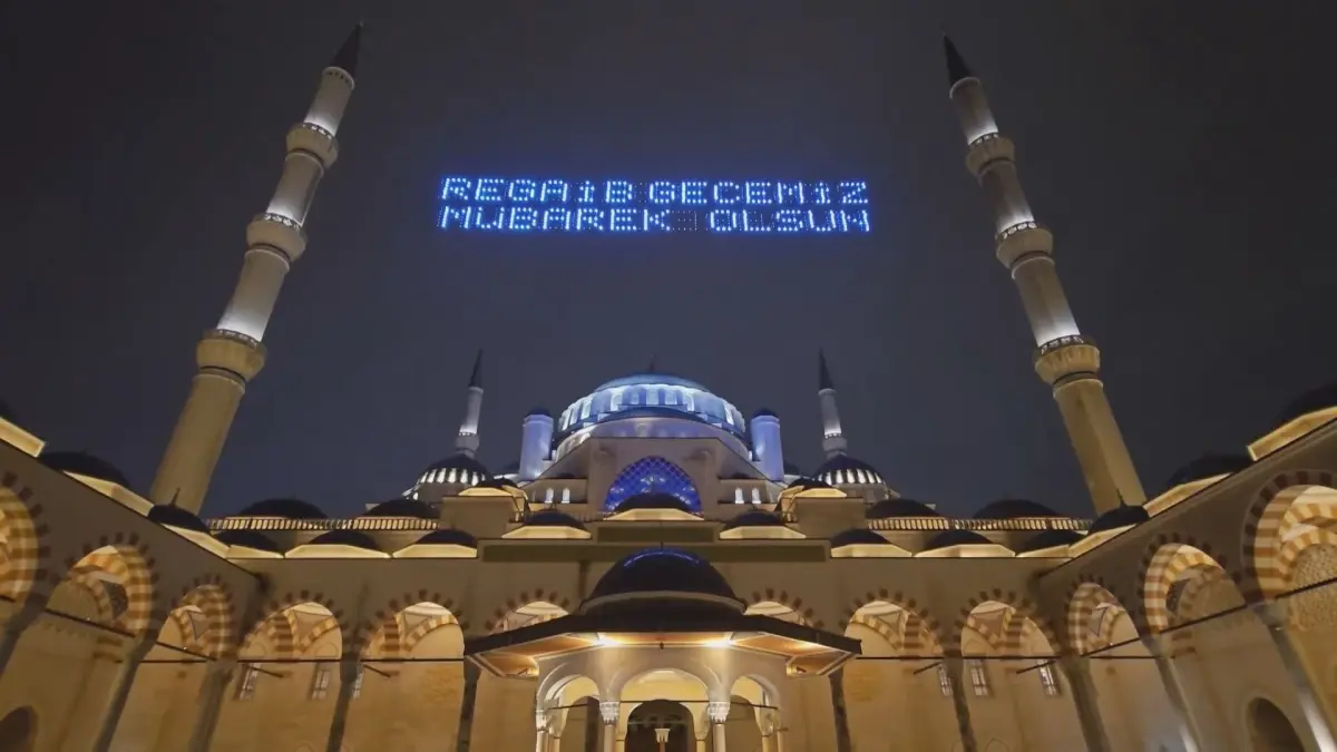 Sultanahmet Camii'nde Regaip Kandili dualarla idrak edildi
