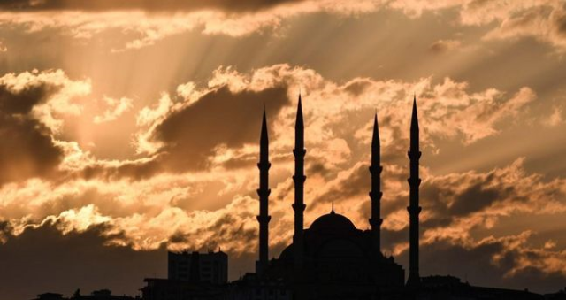 REGAİP KANDİLİ ORUCU İFTAR SAATLERİ: Bugün iftar kaçta? 25 Aralık Perşembe akşam ezanı saat kaçta okunuyor? Ankara, İstanbul, İzmir Ezan vakitleri...