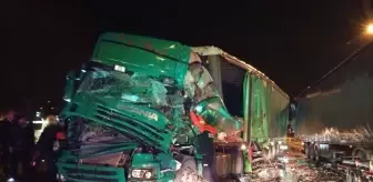 Rize'de tırın kırmızı ışıkta bekleyen tıra çarptığı kazada 1 kişi yaralandı