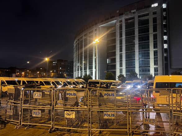 sadettin saran alarmi adliye onunde dikkat ceken 19389250 3204 m