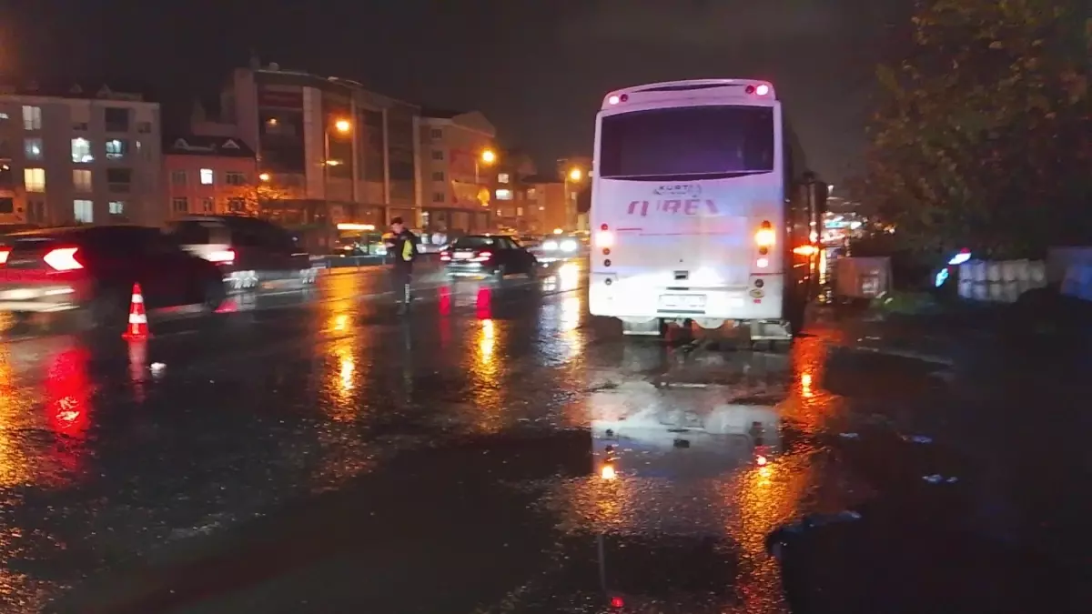 Silivri'de yolun karşısına geçmek isteyen kadına servis aracı çarptı