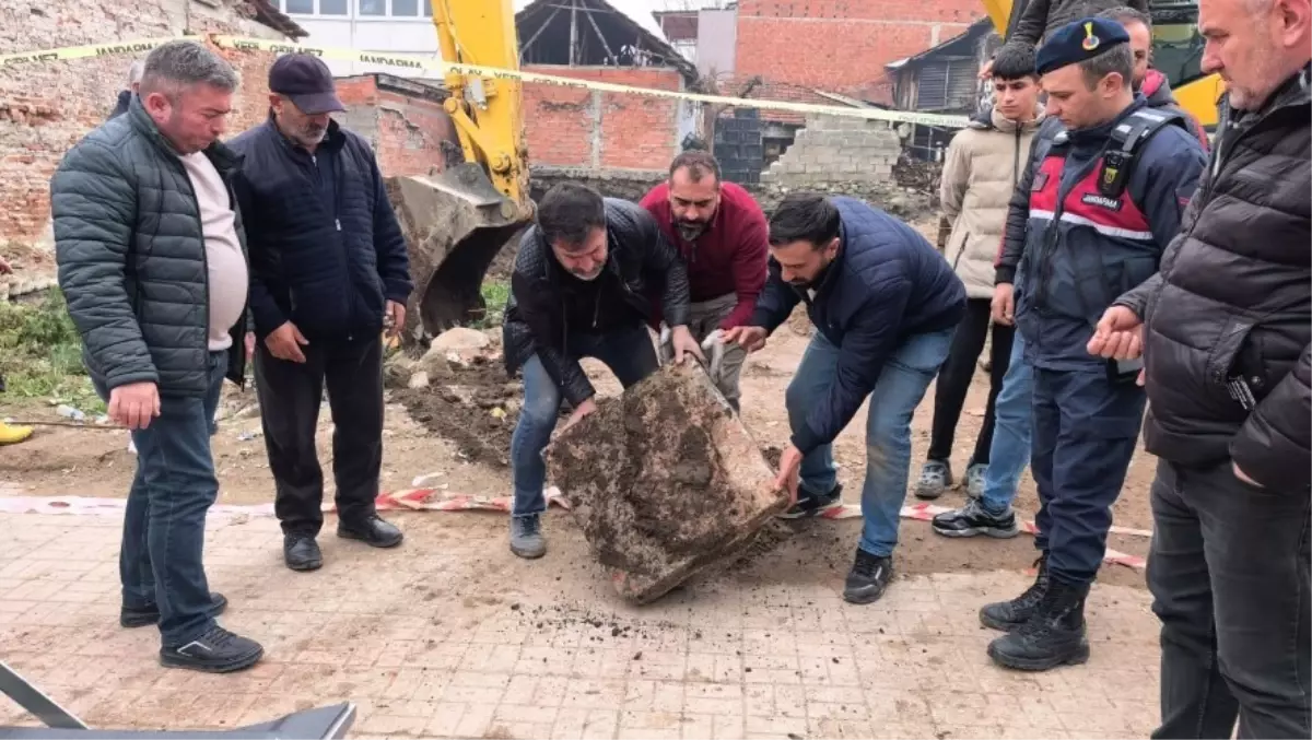 Site inşaatı kazısında mezar kalıntıları ile insan kemikleri bulundu