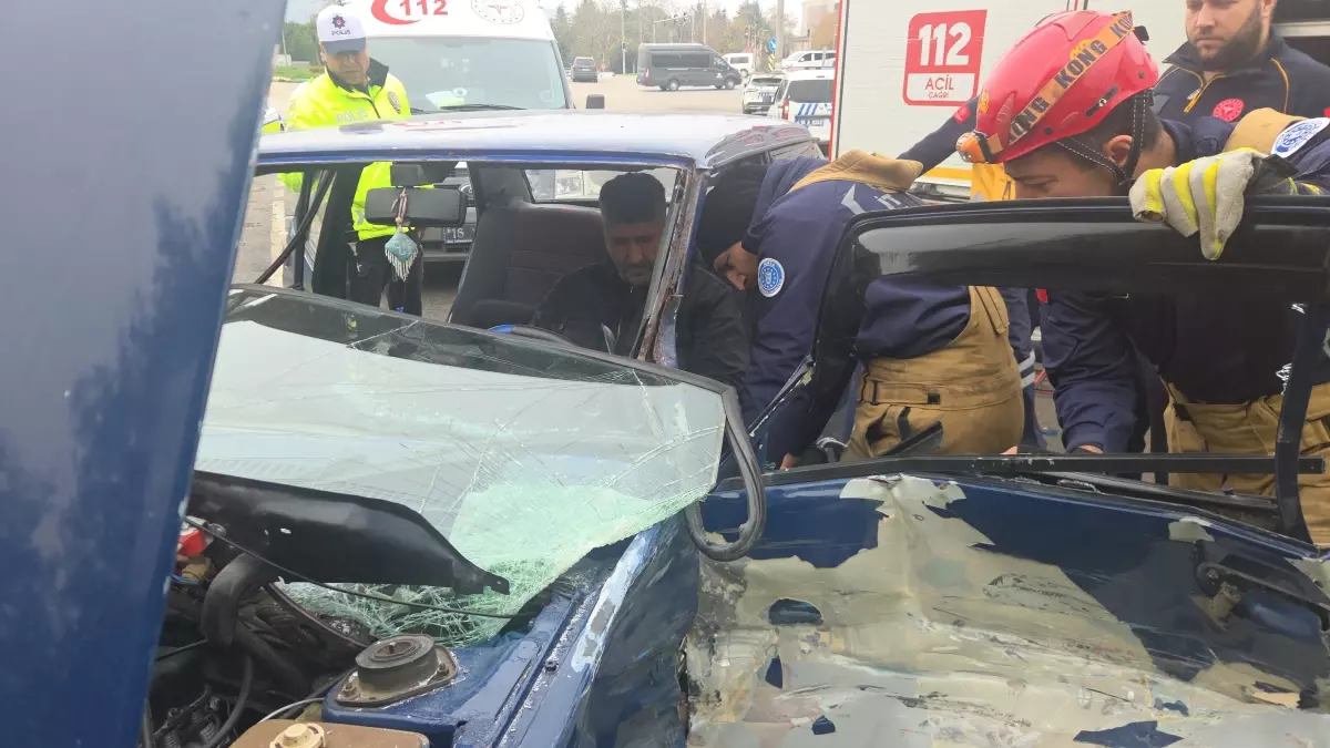 Orhangazi'de Ters Yönde Giden Otomobil Kamyonetle Çarpıştı: 1 Yaralı