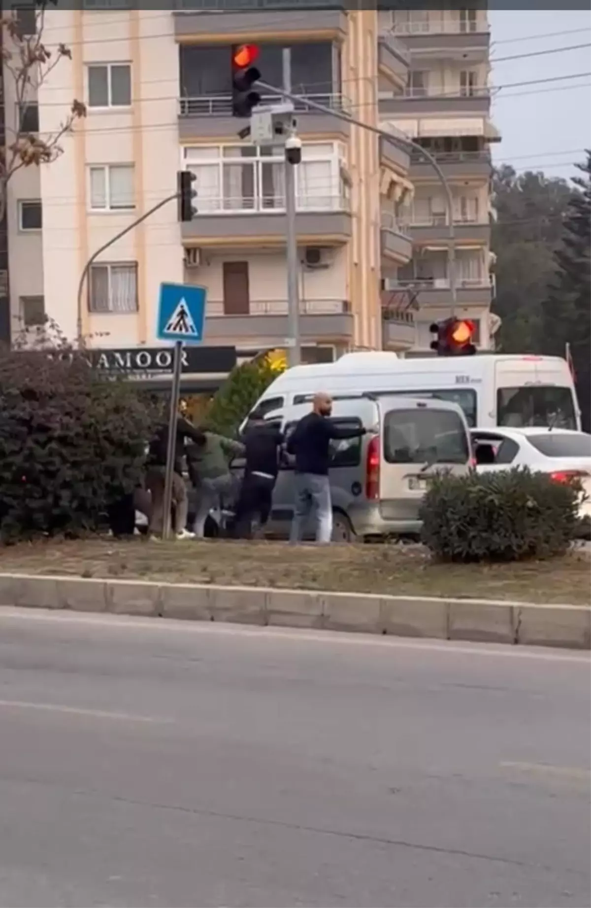 Trafikte tartıştıkları sürücüyü darbeden 5 kişiye gözaltı