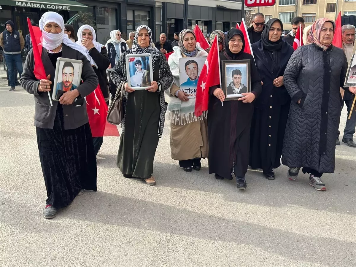 Vanlı aileler, DEM Parti İl Başkanlığı önündeki eylemlerini sürdürdü