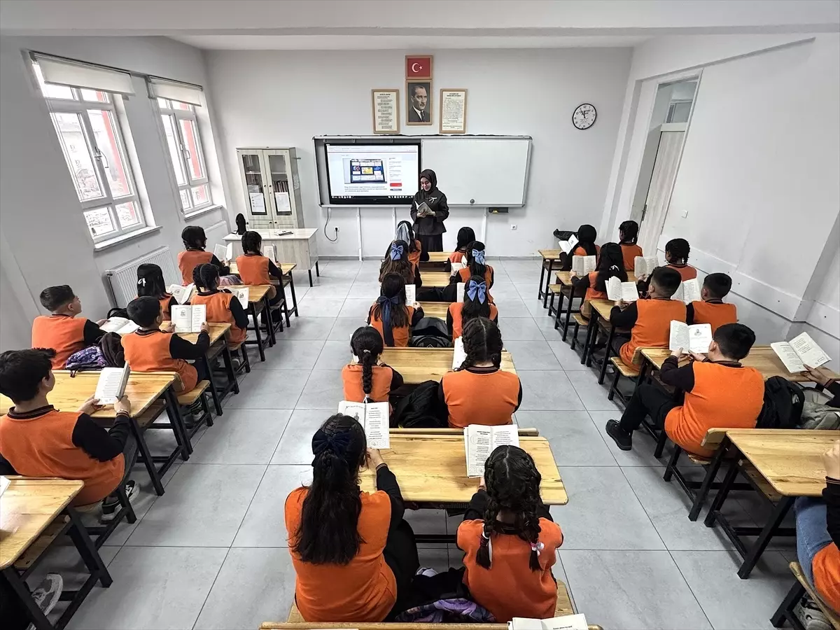 Vanlı öğrencilerin Sincan Uygur Özerk Bölgesi'yle ilgili kaleme aldığı şiirler kitaplaştırıldı