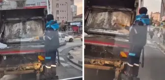 Yürek ısıtan anlar! Çöpten bulduğu müzik aletini bir anda çalmaya başladı