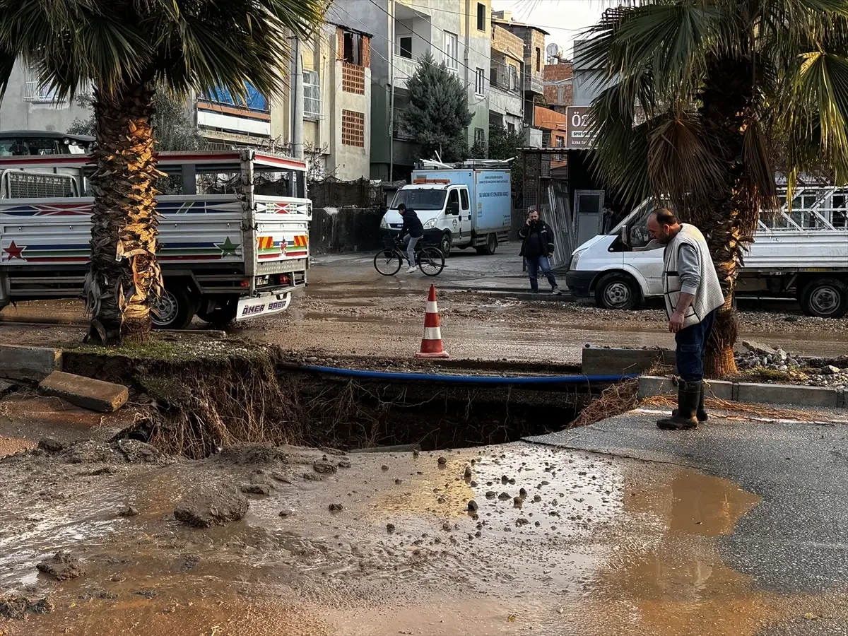 Adana'da su borusunun patladığı caddede çukur oluştu