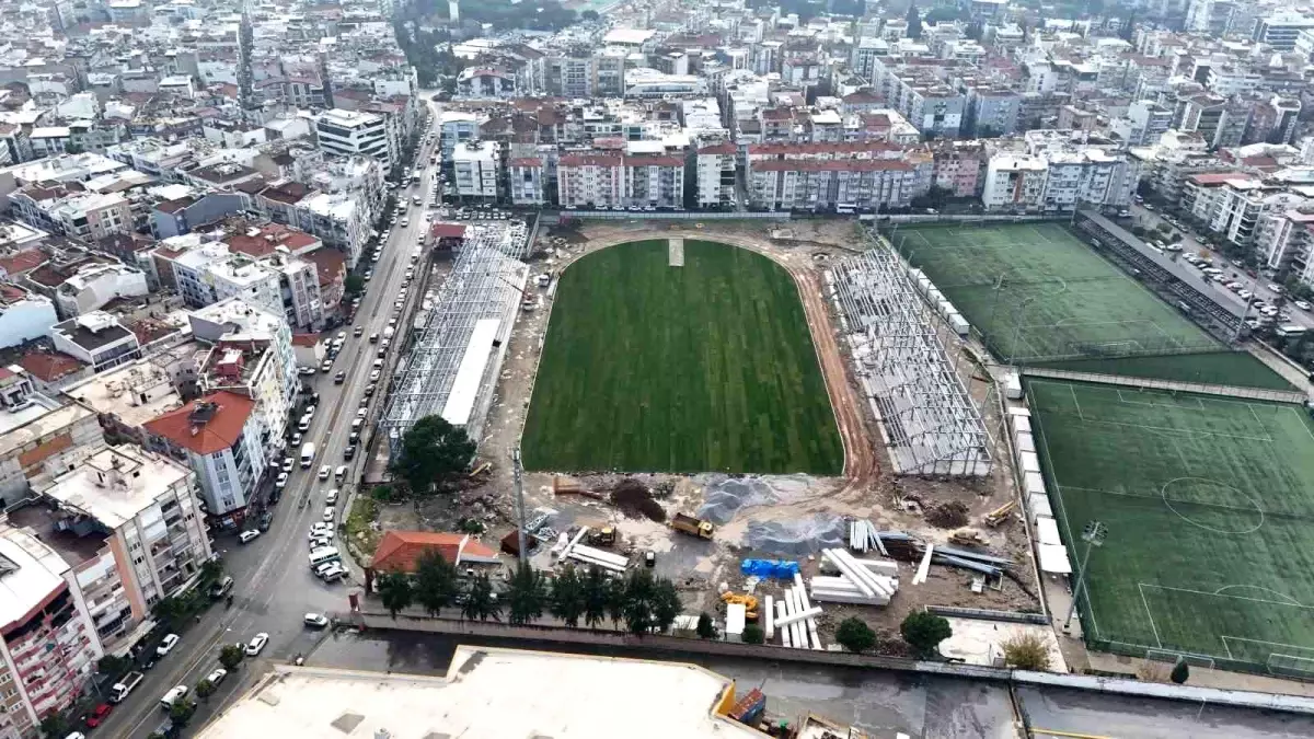 Adnan Menderes Stadyumu'nda çim serildi