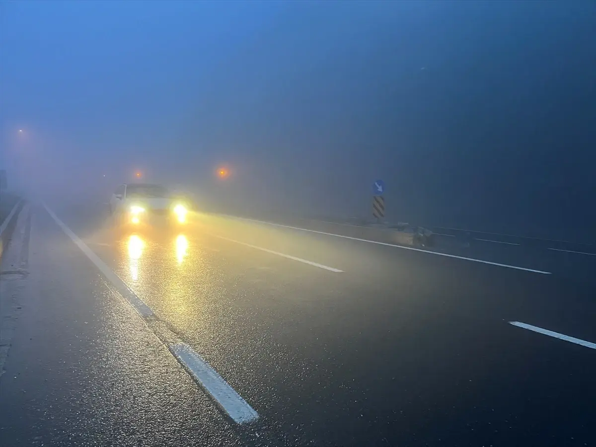 Anadolu Otoyolu'nun Bolu Dağı kesiminde sağanak ve sis etkili oldu