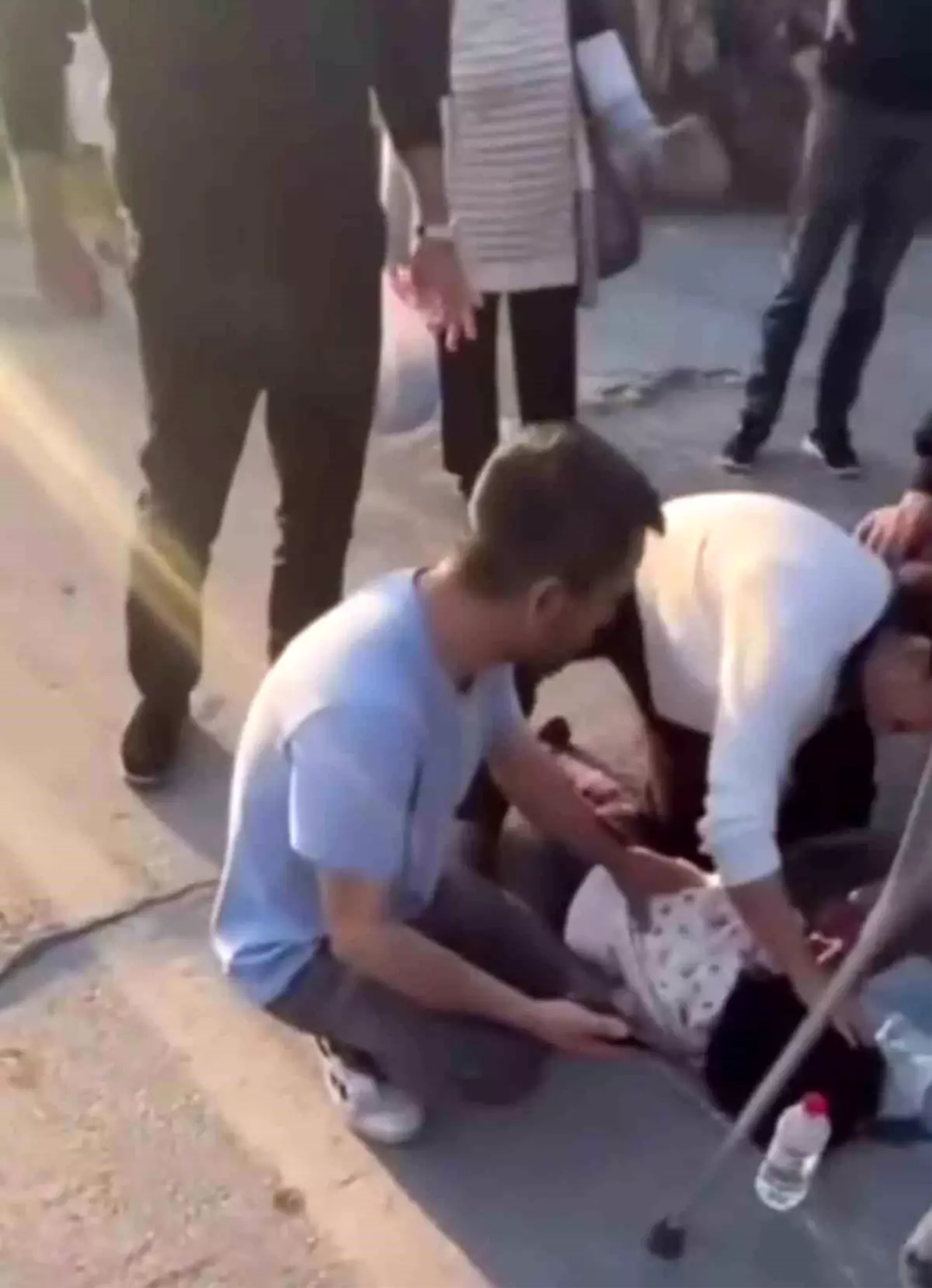 Anne ve 2 çocuğuna yaya geçidinde otomobil çarptı