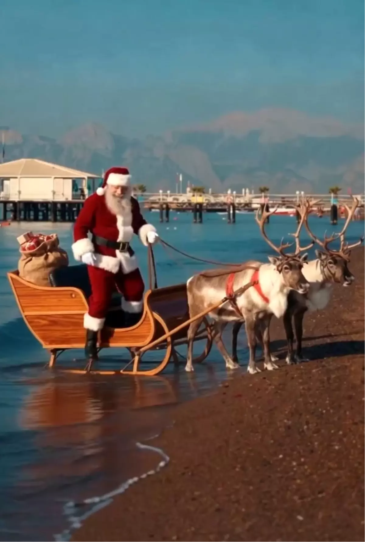 Antalya'da Noel Baba'nın yapay zeka görselleri ve figürlerine ilgi