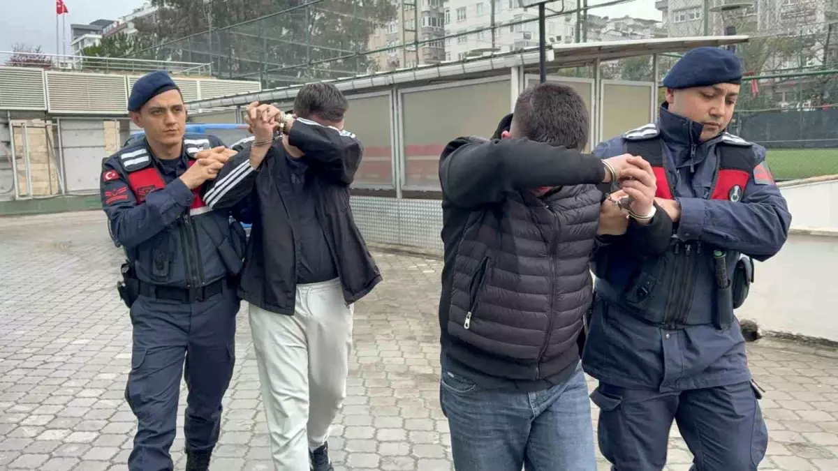 Araçlarında uyuşturucu hap ele geçirilen 2 kişi gözaltına alındı