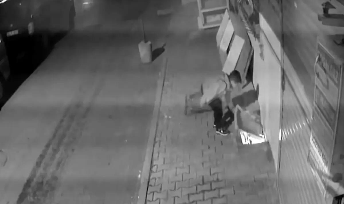 Arnavutköy'de küçük çocuğun tehlikeli oyunu kamerada