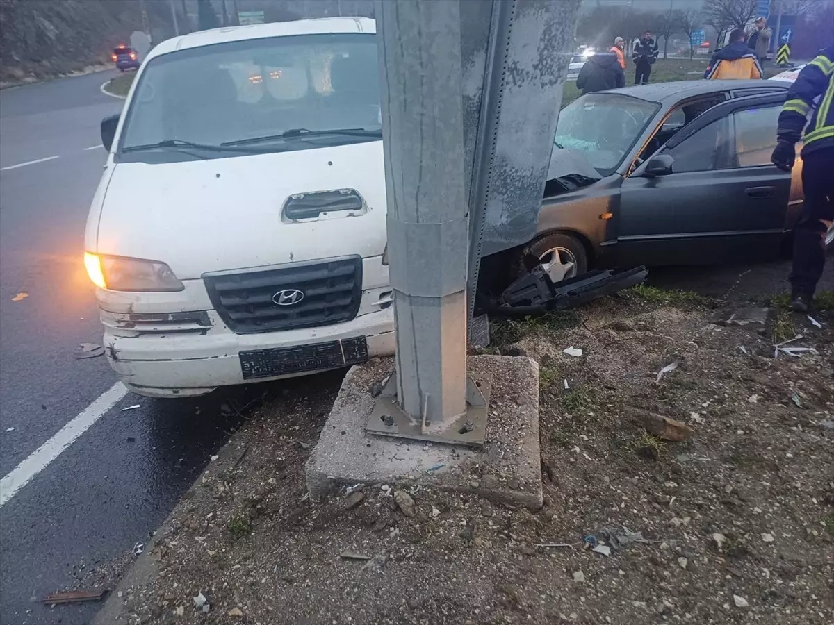 Bilecik'te kamyonet ile otomobilin çarpıştığı kazada 5 kişi yaralandı