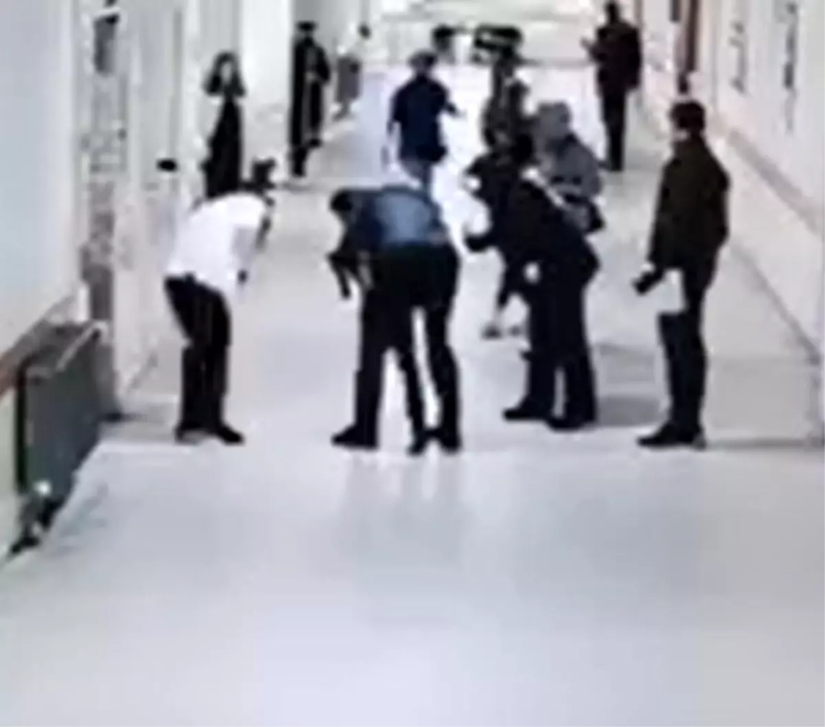 Boğazına cisim kaçan öğrenciyi, öğretmen Heimlich manevrasıyla kurtardı