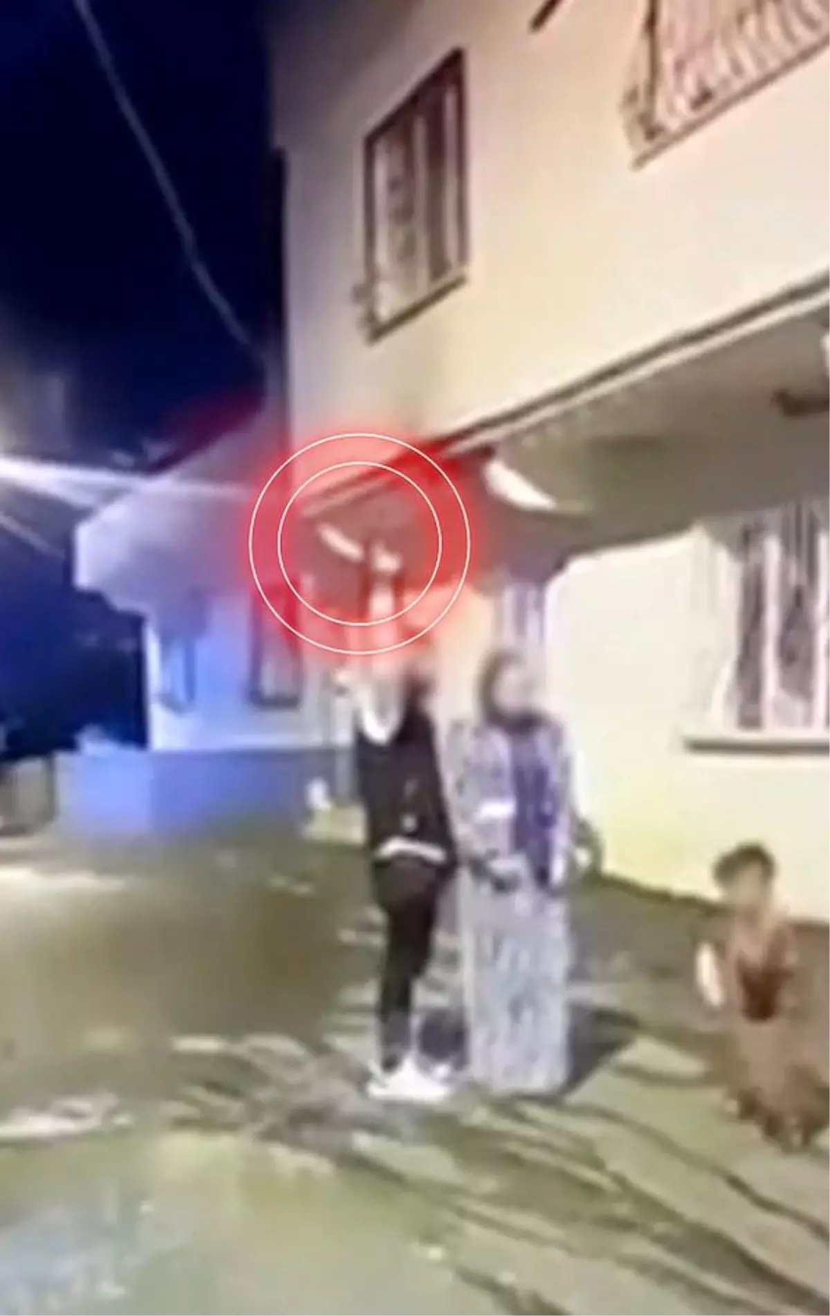 Çocuğun yanında silahla havaya ateş eden şahıs yakalandı