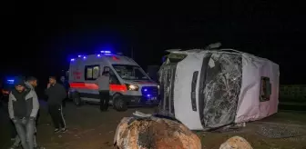 Diyarbakır'da inşaat işçilerini taşıyan minibüsün devrildiği kazada 16 kişi yaralandı