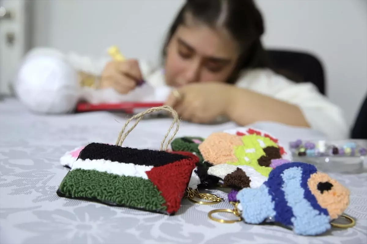 Doğuştan engelli Bengisu "panç nakışı" yaparak hayatına renk katıyor