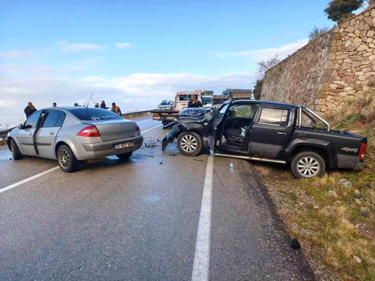 Eğirdir'de iki otomobil çarpıştı, sürücüler yaralandı