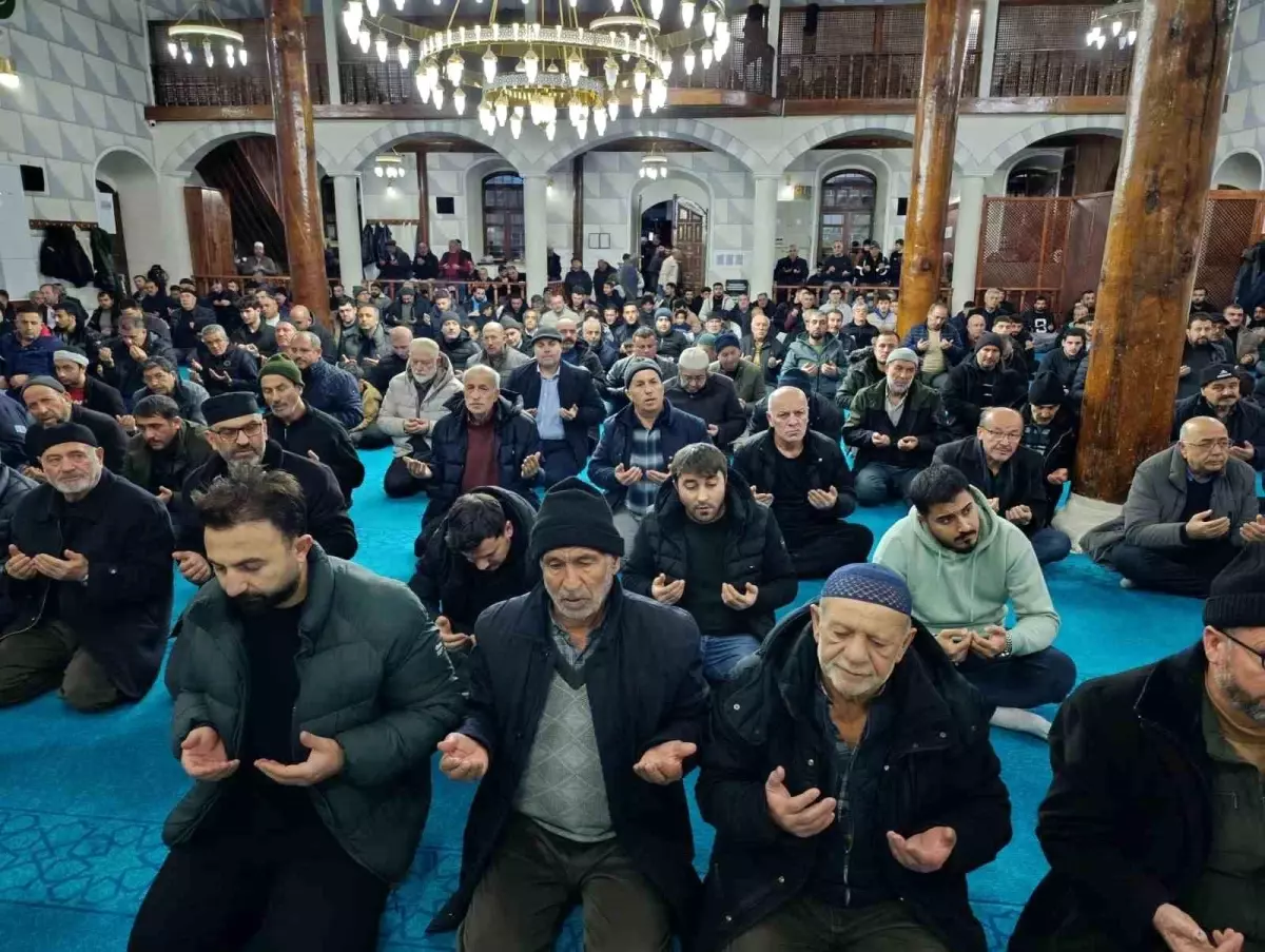 Emirdağ Çarşı Camii'nde 'Regaip Kandili' özel programı gerçekleştirildi