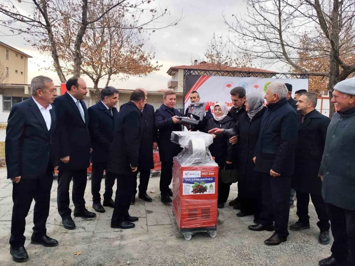 Erzincan'da üreticiye destek: Dut sıkma ve koyun kırkım makinası dağıtıldı