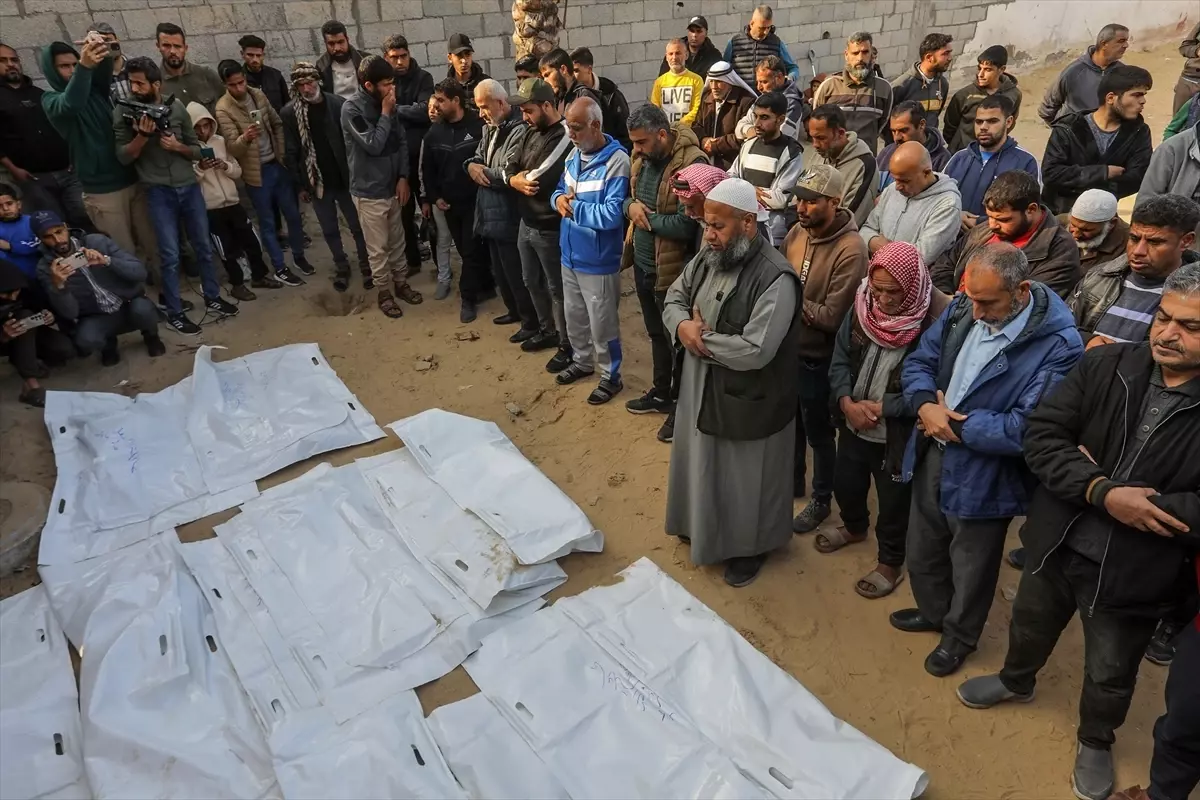 Gazze'de 2 yıl sonra enkazdan çıkartılan 25 Filistinlinin cenazesi defnedildi