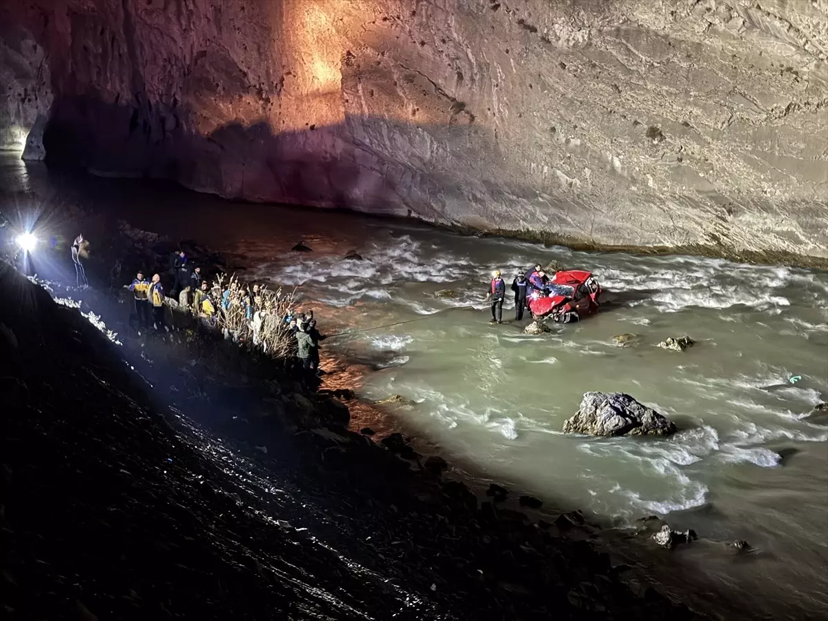 Hakkari'de Zap Suyu'na düşen aracın sürücüsü ağır yaralandı