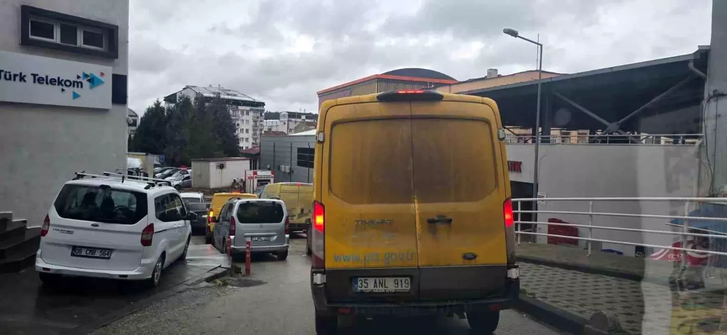 Her sabah trafiği felç eden PTT kargo araçları sürücüleri çileden çıkarıyor