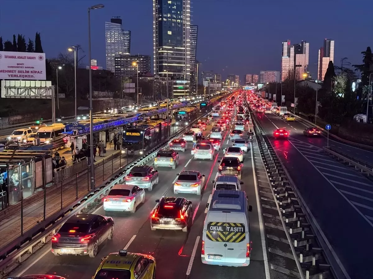 İstanbul'da akşam saatlerinde trafik yoğunluğu yüzde 83'e çıktı