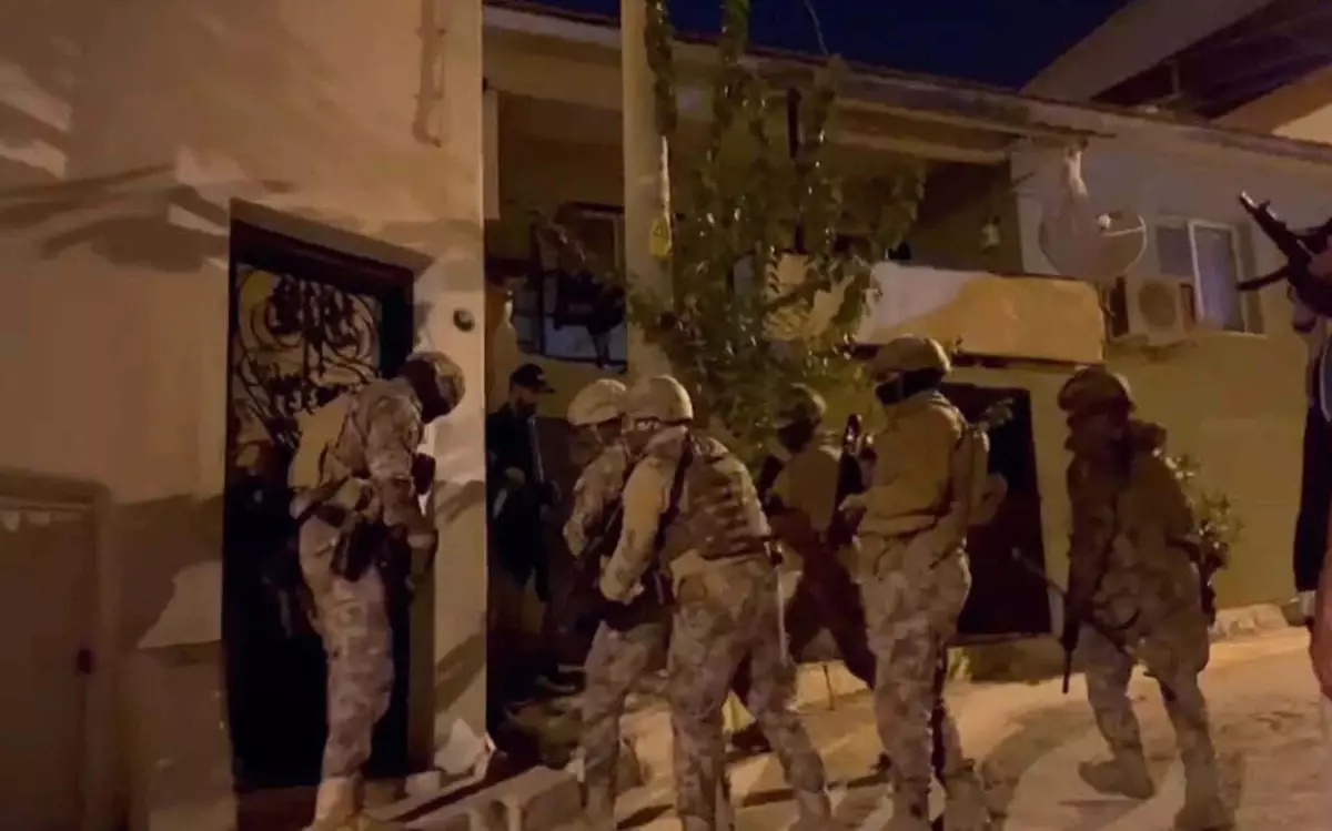 İzmir'de FETÖ/PDY Operasyonu: 15 Şüpheli Gözaltına Alındı