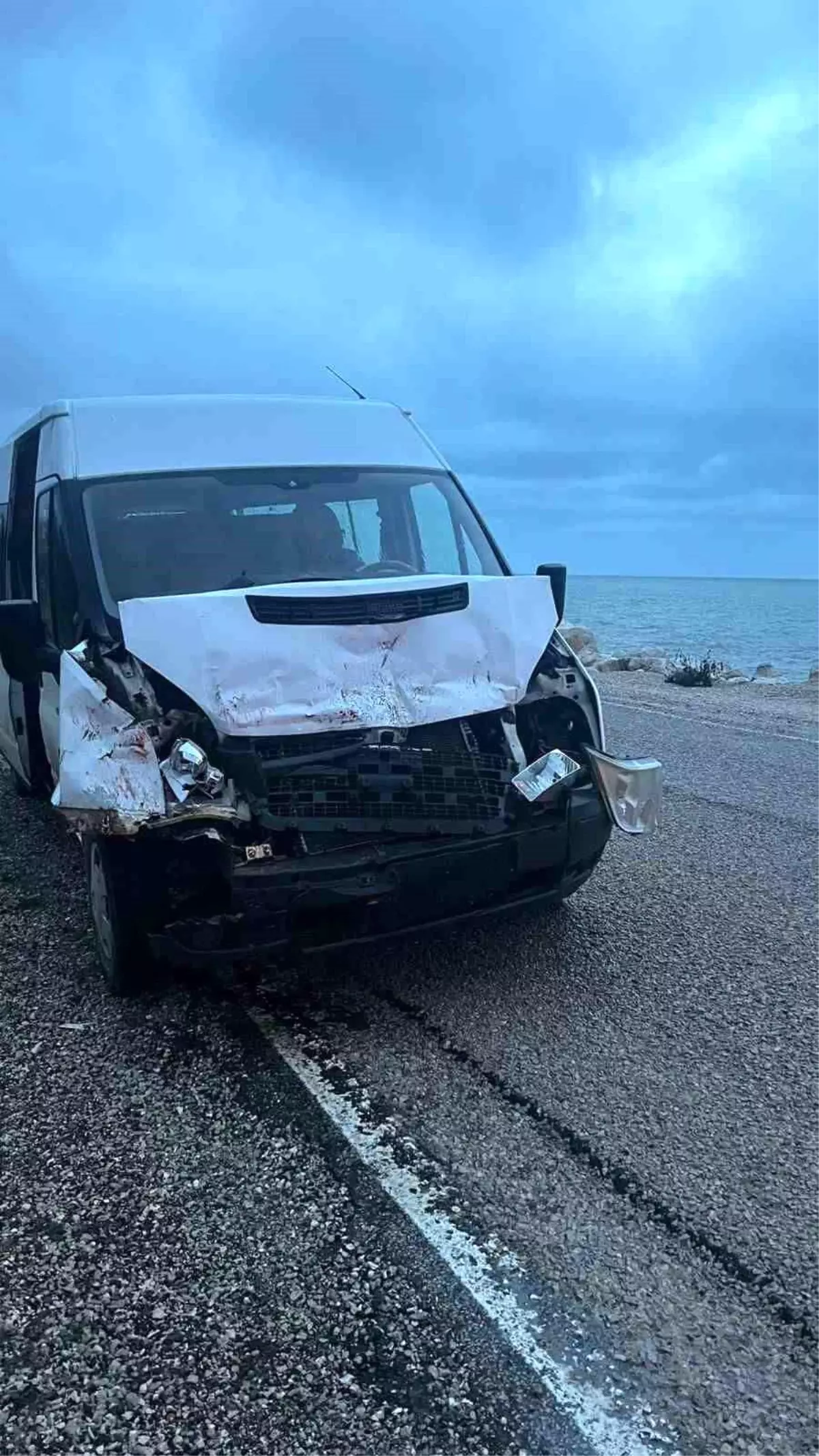 Kamyona çarpan servis aracındaki 3 öğrenci yaralandı