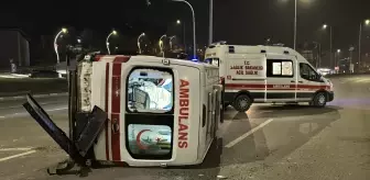 Karabük'te otomobil ile çarpışan ambulanstaki 3 sağlık çalışanı yaralandı
