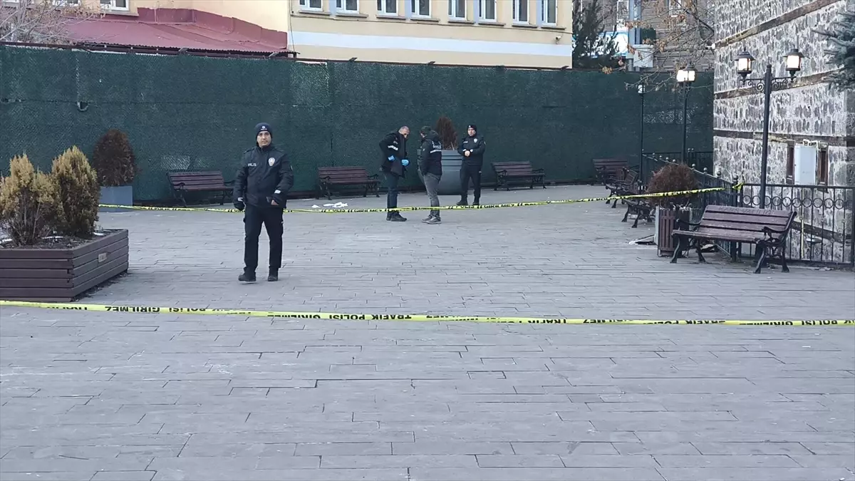 Kars'ta iki grup arasında çıkan bıçaklı kavgada 2'si ağır 7 kişi yaralandı