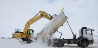 Kars'ta şehit heykellerinin yapımında kullanılacak kar taşınmaya başlandı