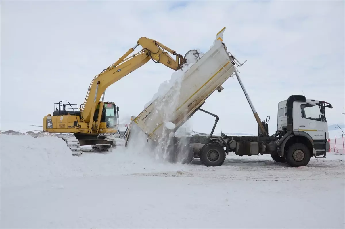 Kars'ta şehit heykellerinin yapımında kullanılacak kar taşınmaya başlandı