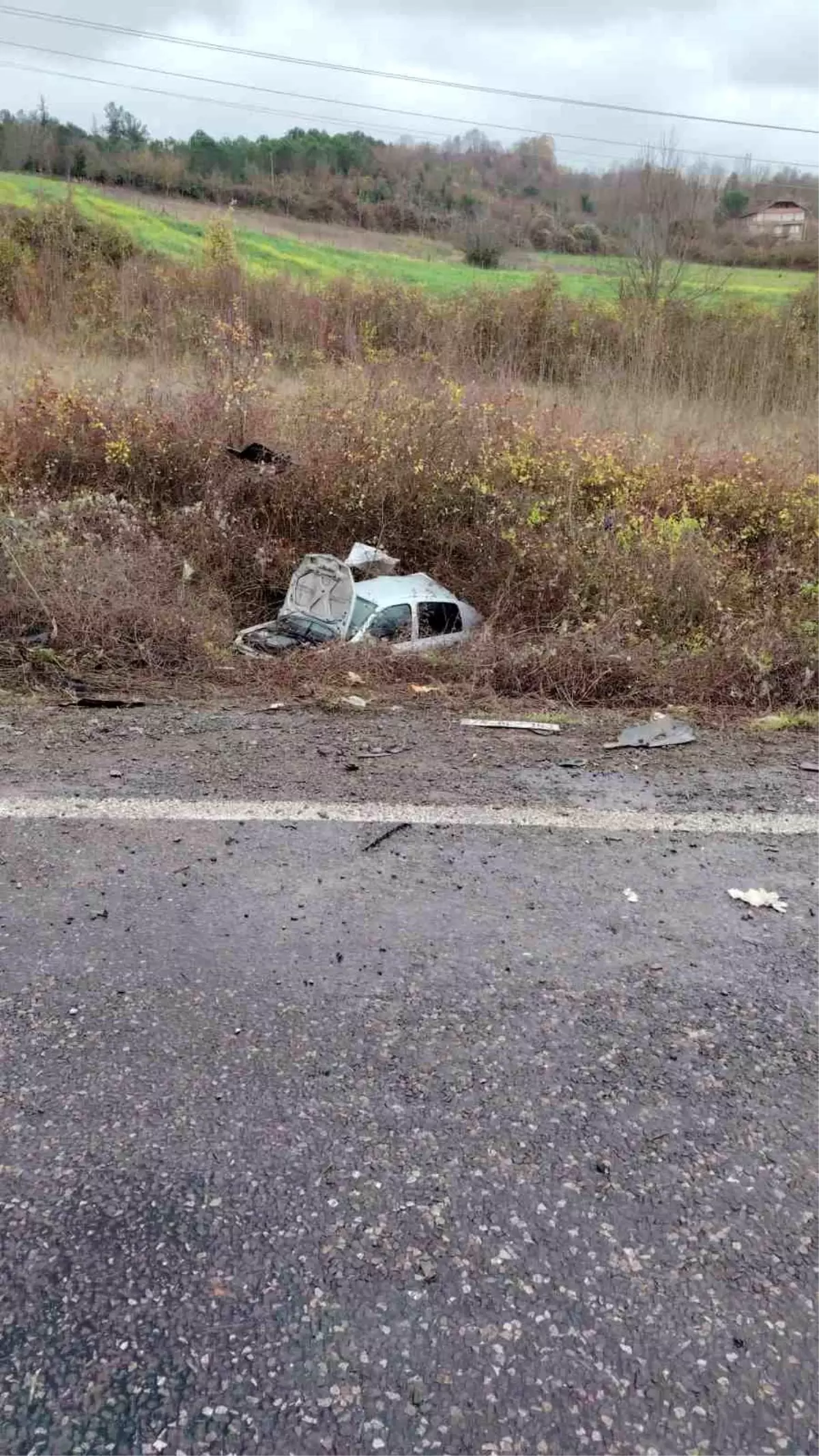 Karşı şeride geçen otomobil ticari araçla çarpıştı: 1 yaralı