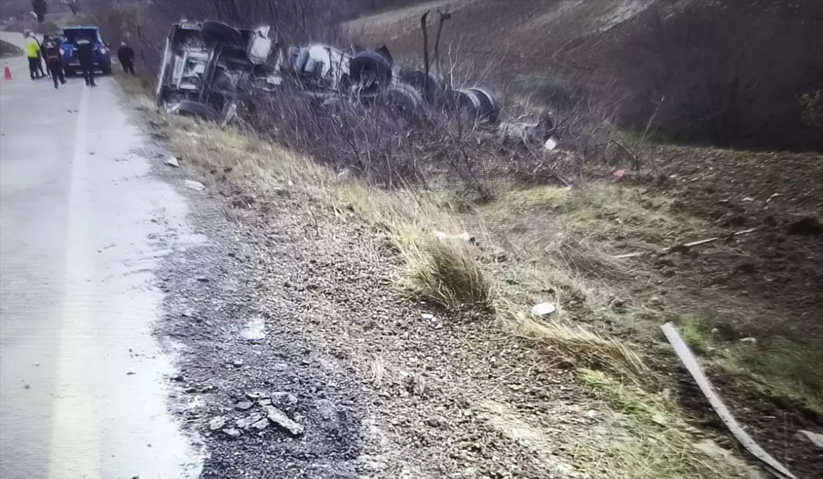 Kırklareli'nde şarampole devrilen tırın sürücüsü yaralandı