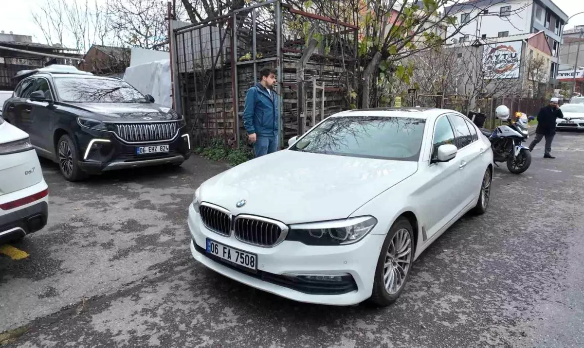 Lüks araçla çıkışı kapattı, cuma çıkışında tepkiye neden oldu