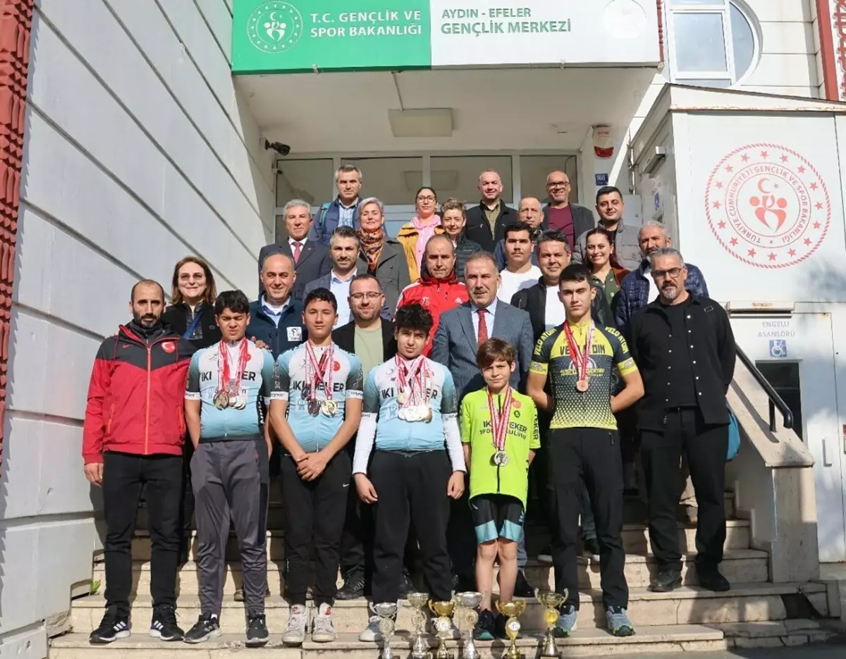 Mahalle aralarında yetişen bisiklet şampiyonlarından Gençlik ve Spor İl Müdürü'ne ziyaret