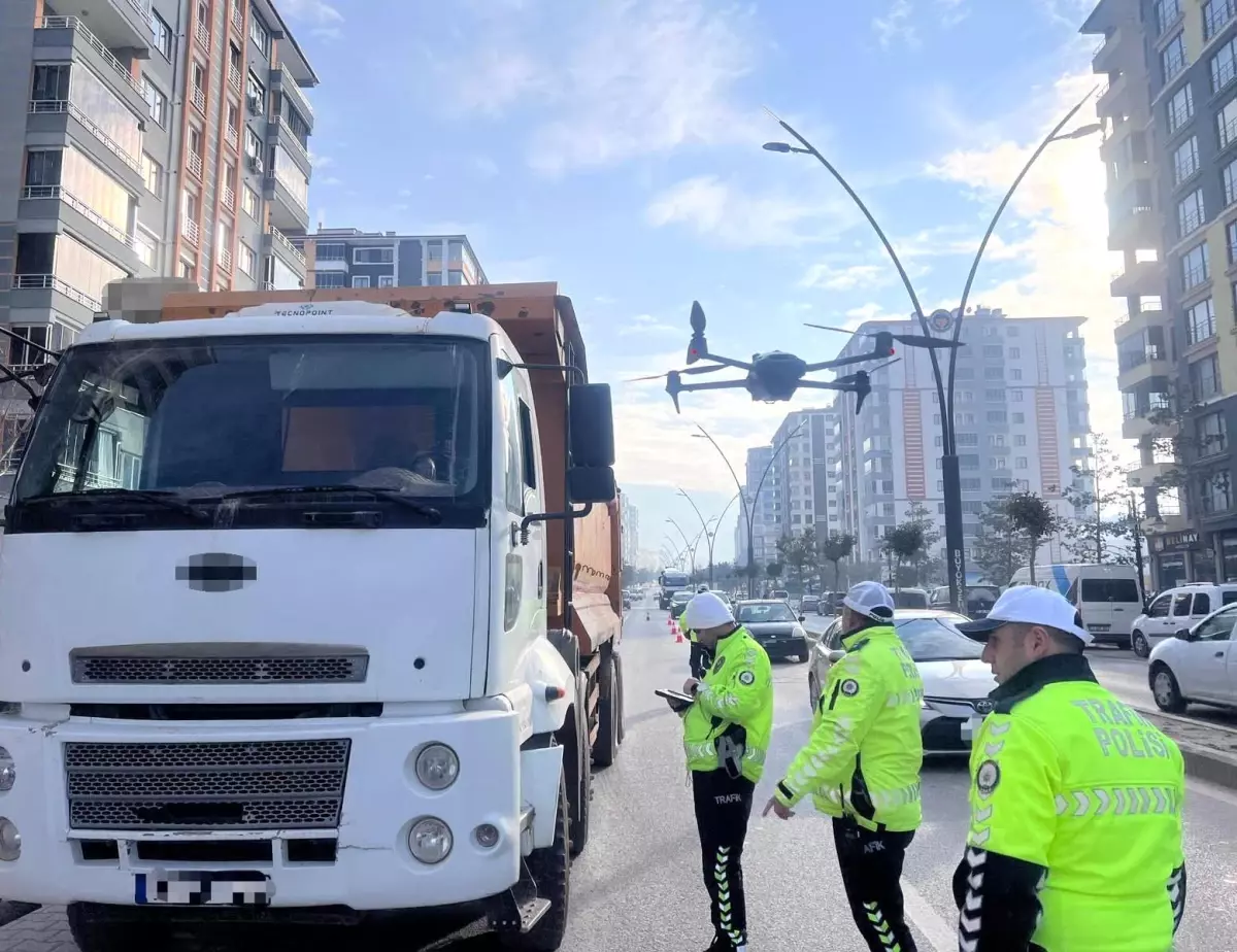 Malatya'da beton mikserleri ve hafriyat kamyonlarına dron destekli denetim