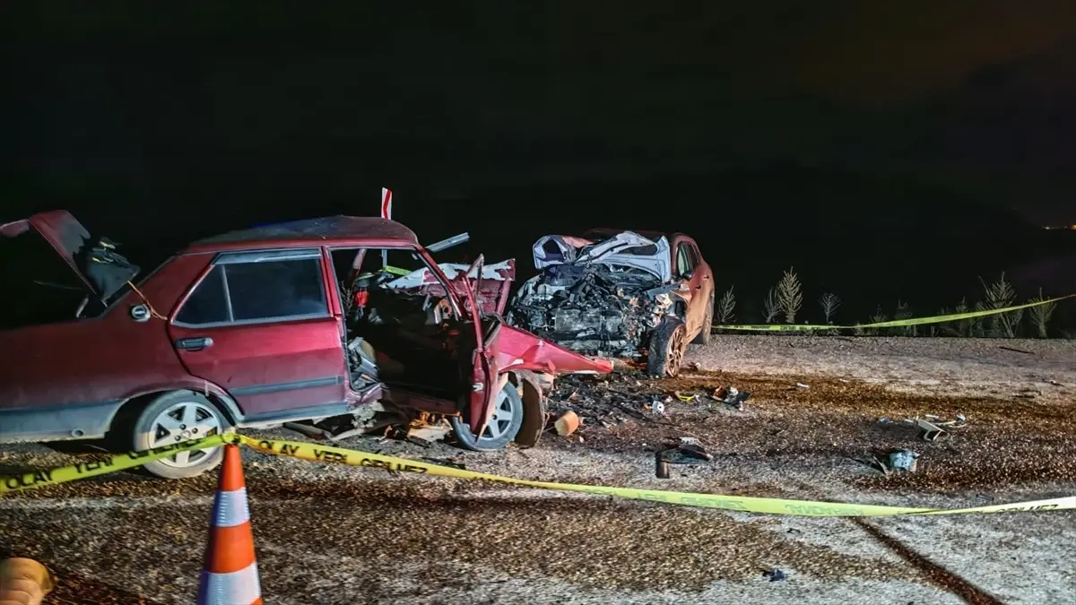 Manisa'da iki otomobilin çarpıştığı kazada 3 kişi öldü, 1 kişi yaralandı