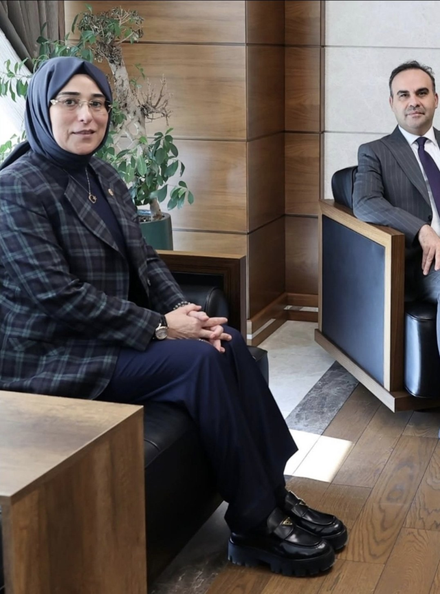 milletvekili giydigi 52 bin liralik ayakkabi ile 19392958 7762 m