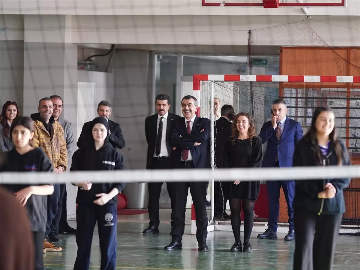 Milli Eğitim Bakanı Tekin, Adana'da lise ziyaret etti