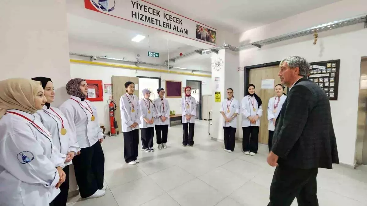 Müdür Yılmaz'dan uluslararası yarışmada derece elde eden öğrencilere tebrik