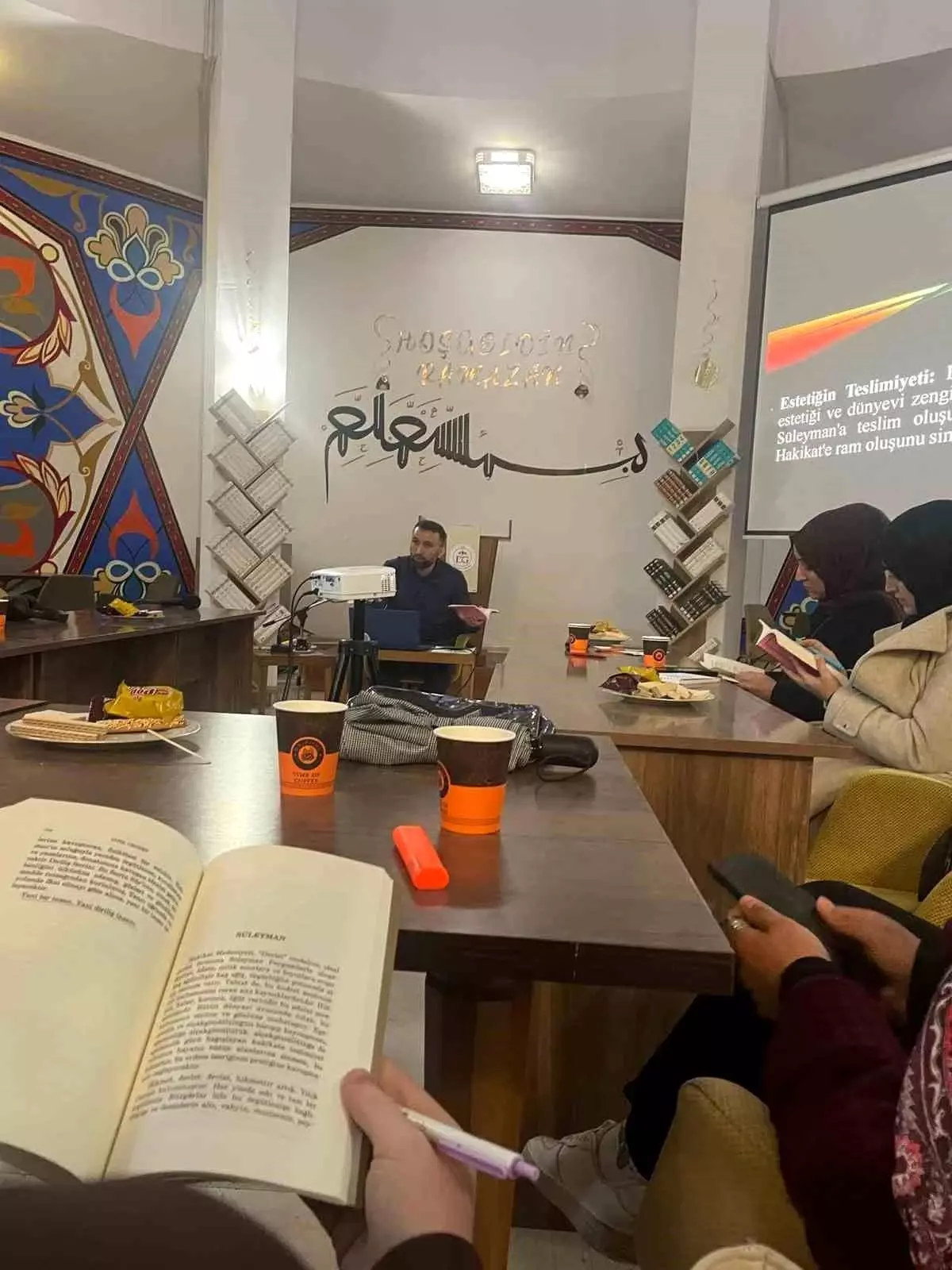 Müslüman Kimliği İnşa Etme Üzerine kitap tahlili gerçekleştirildi