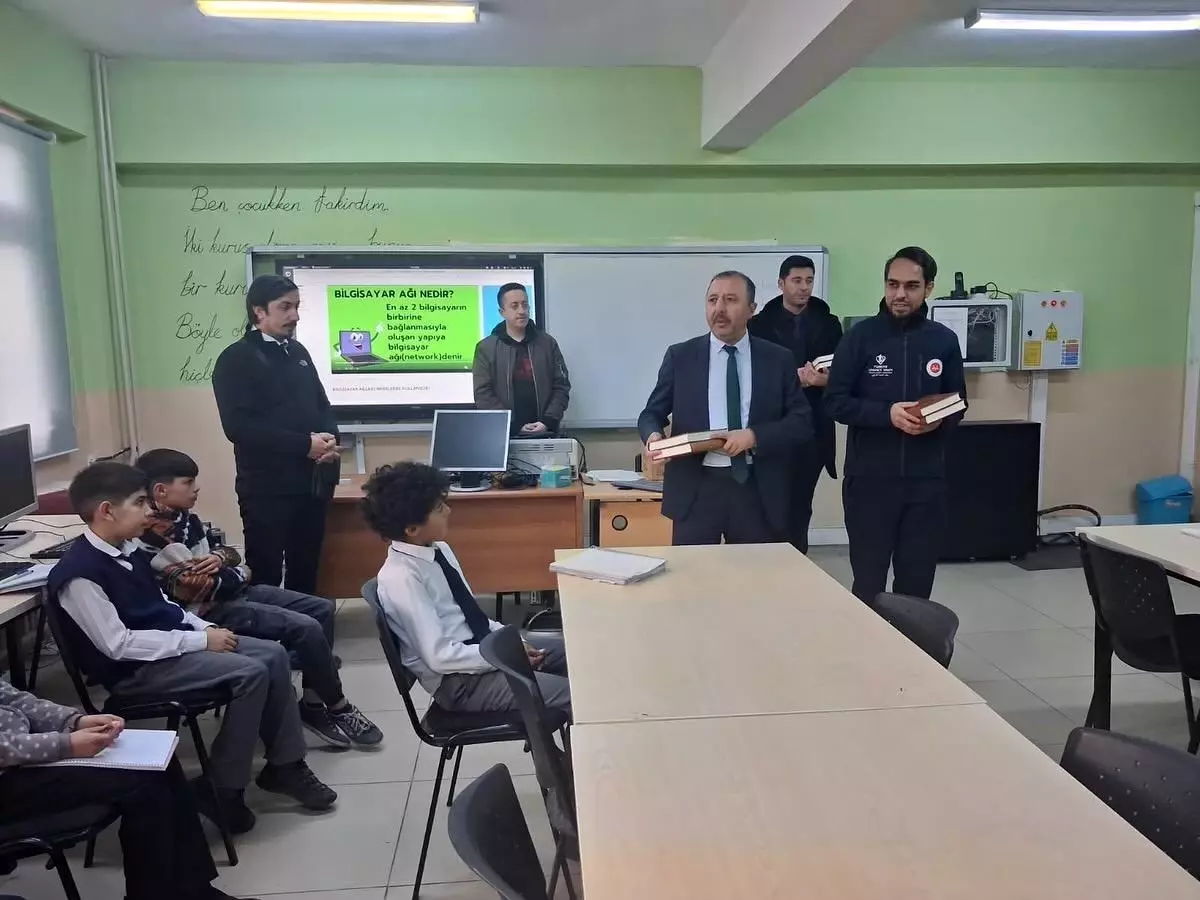 Öğrencilere Kur'an-ı Kerim hediye edildi