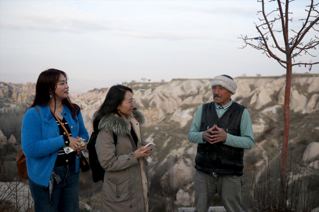 Orta okul mezunu ama tam 9 dil biliyor! Memleketini tüm dünyaya tanıtıyor