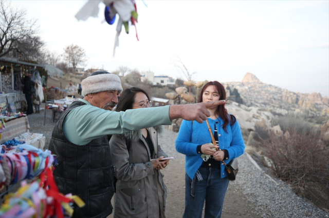 Orta okul mezunu ama tam 9 dil biliyor! Memleketini tüm dünyaya tanıtıyor